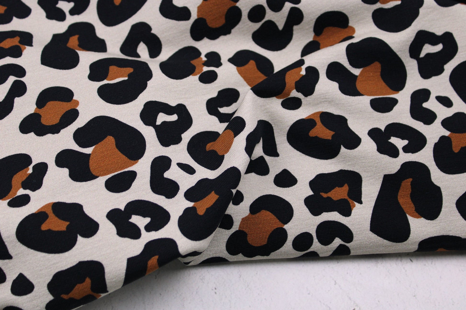 French Terry Sweat mit modernem Leoprint