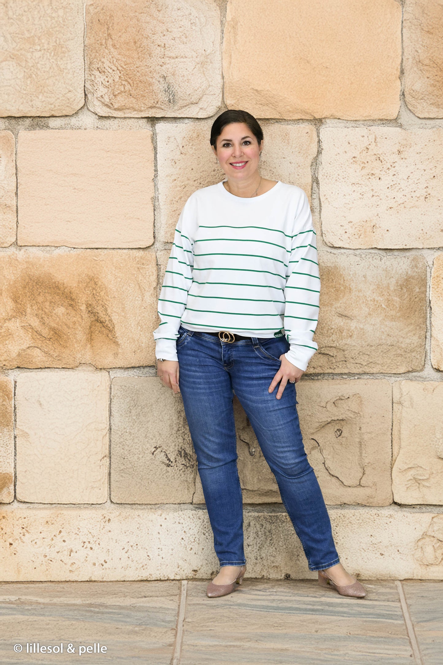 Modal Sweat Panelstoff Lineas mit Streifen in Grün auf Weiß als Pullover vernäht