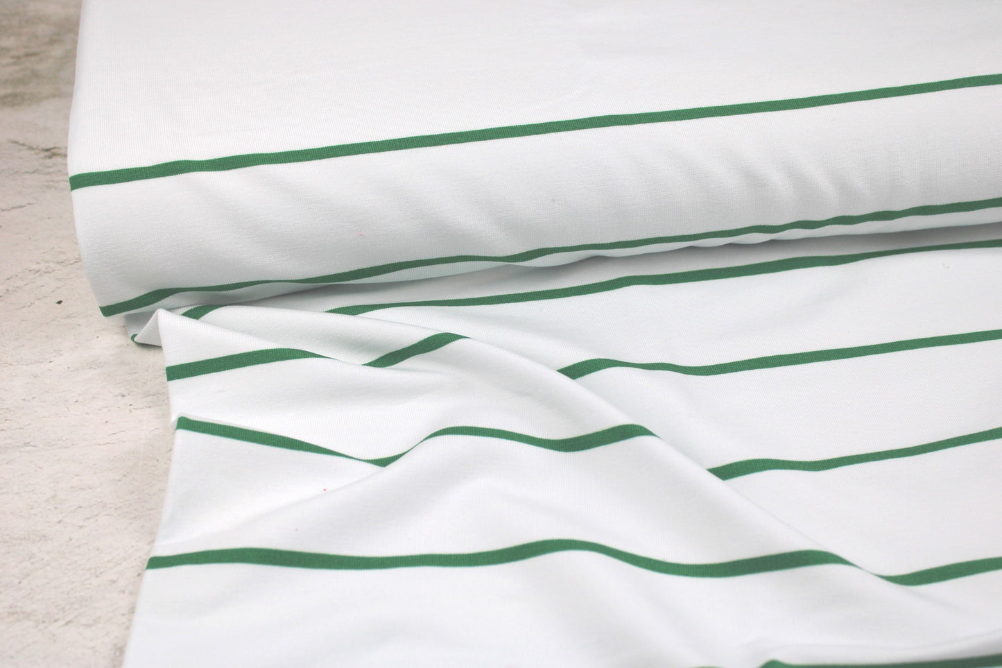 Modal Sweat Panelstoff Lineas mit Streifen in Grün auf Weiß Ballenansicht