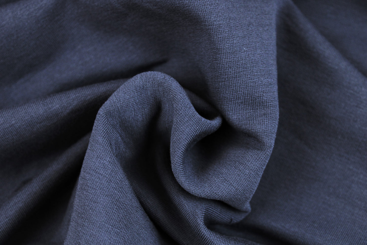 Dunkelblauer French Terry Sweat Stoff Maike gedreht
