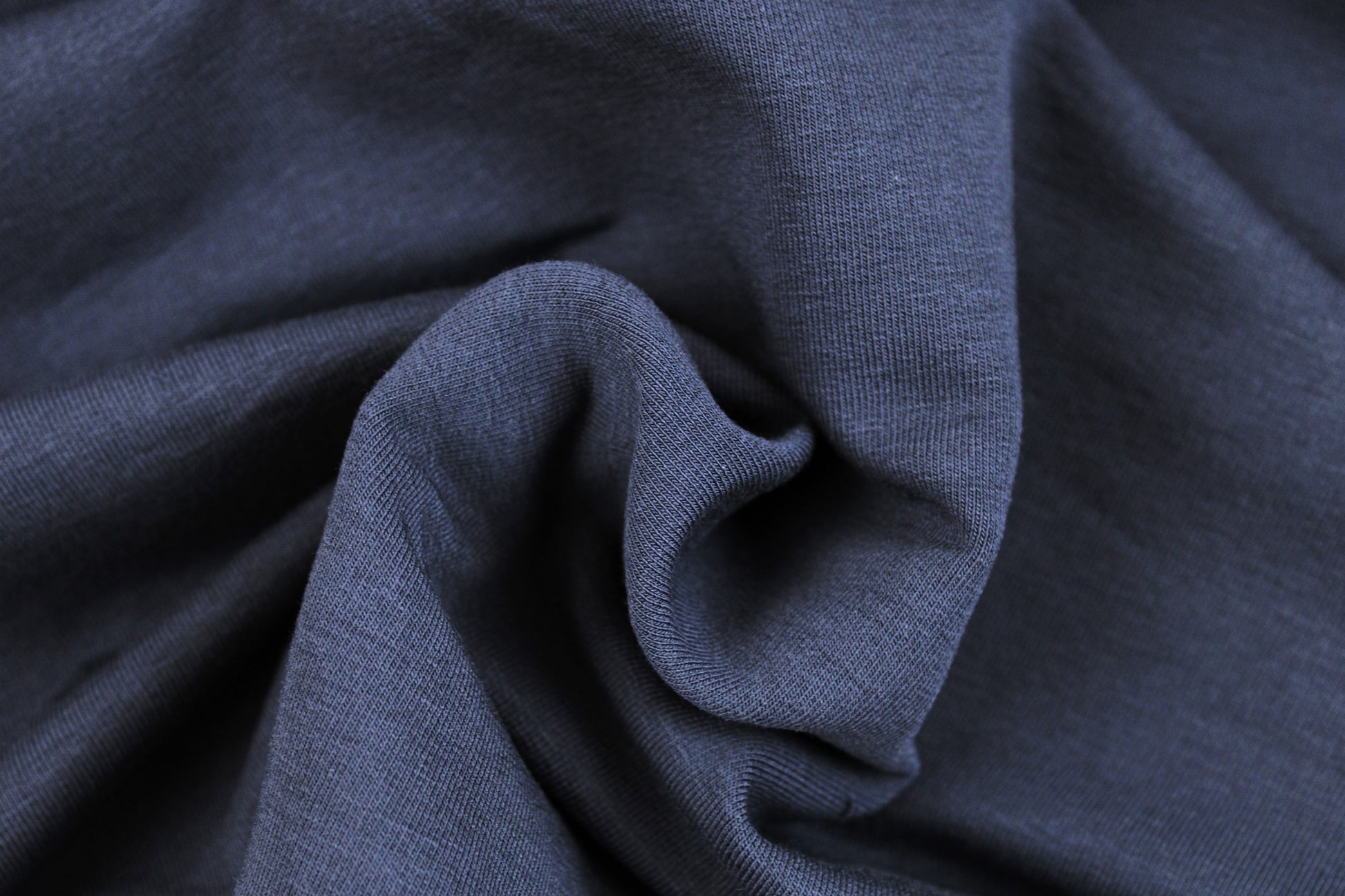 Dunkelblauer French Terry Sweat Stoff Maike gedreht