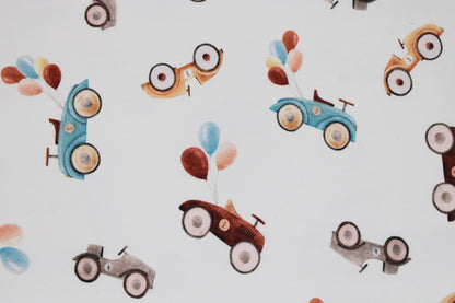 French Terry Sweat Tomke mit Autos und Luftballons auf hellem Grund Detailbild