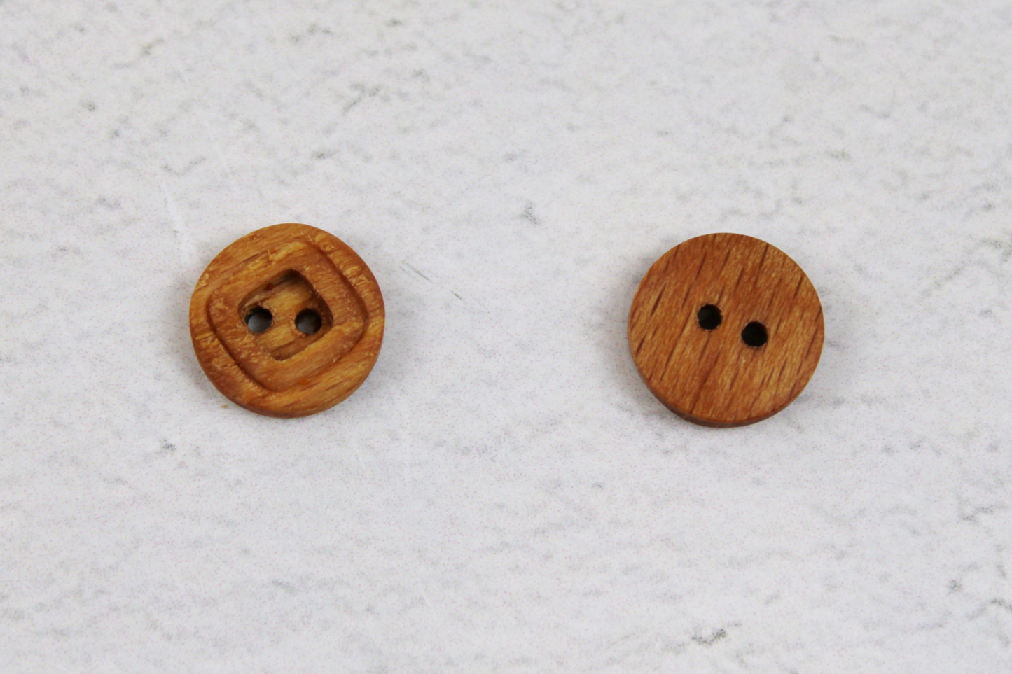 2-Loch Holzknopf mit Doppelrand 15mm braun mit Rückseite