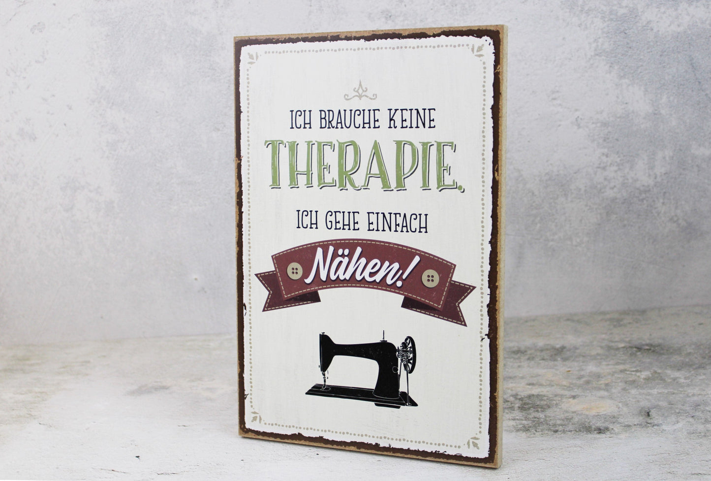 Holzschild mit dem Nähspruch "Ich brauche keine Therapie. Ich gehe einfach Nähen!"