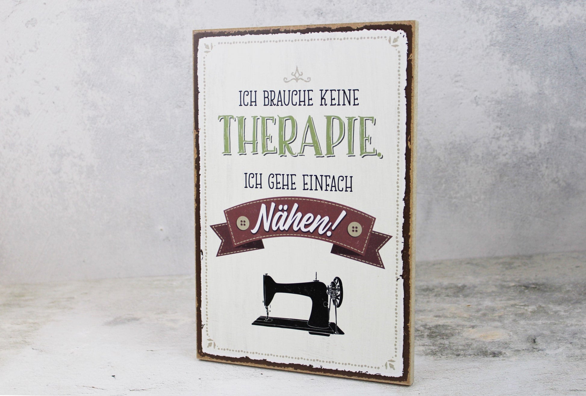 Holzschild mit dem Nähspruch "Ich brauche keine Therapie. Ich gehe einfach Nähen!"