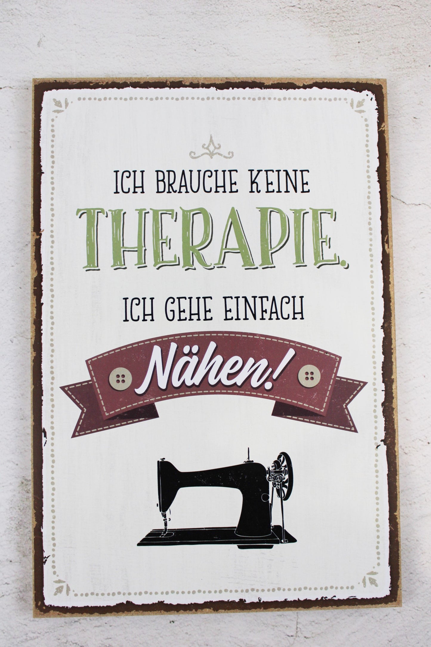 Holzschild mit dem Nähspruch "Ich brauche keine Therapie. Ich gehe einfach Nähen!"