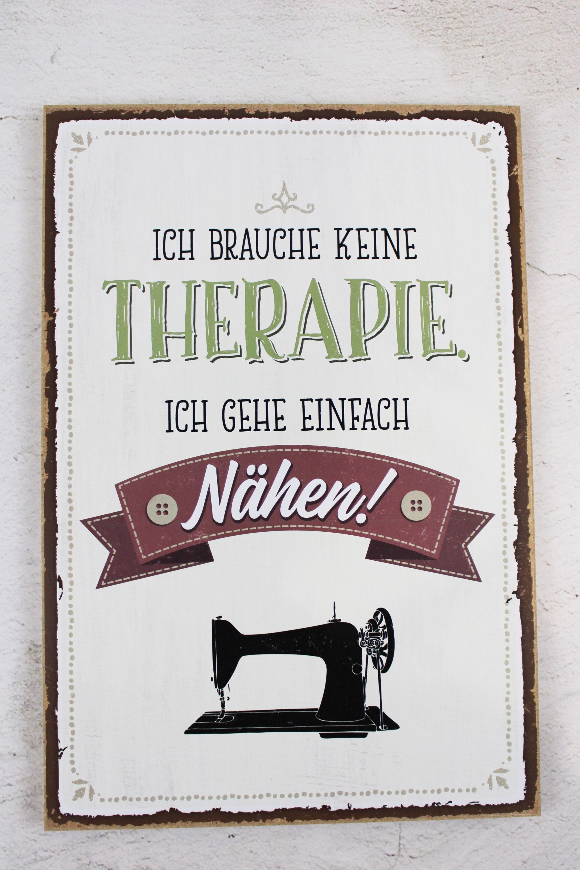 Holzschild mit dem Nähspruch "Ich brauche keine Therapie. Ich gehe einfach Nähen!"