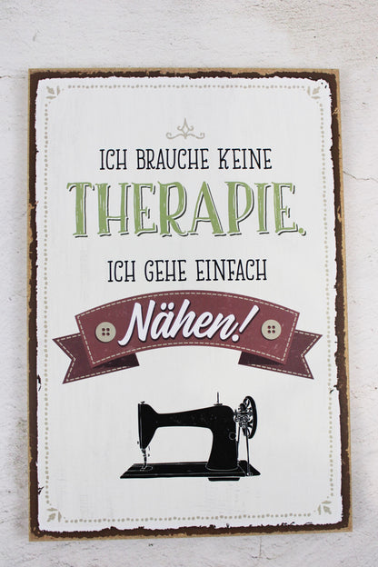 Holzschild mit dem Nähspruch "Ich brauche keine Therapie. Ich gehe einfach Nähen!"