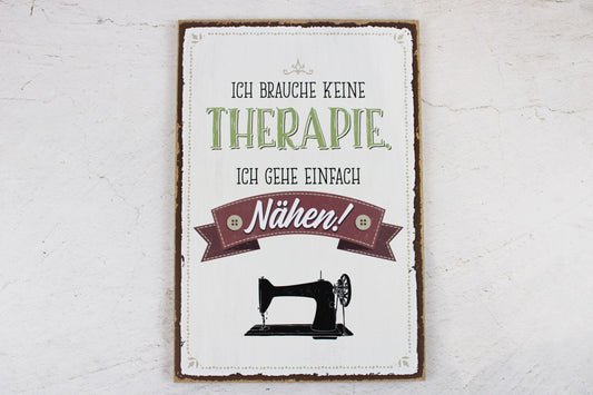 Holzschild mit dem Nähspruch "Ich brauche keine Therapie. Ich gehe einfach Nähen!"