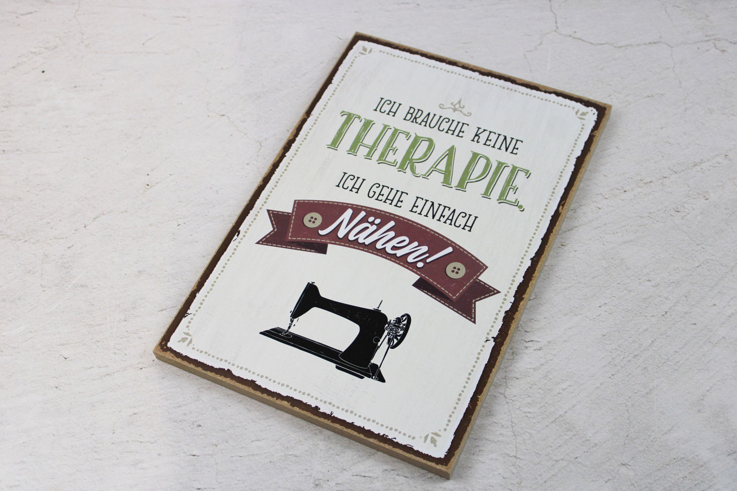 Holzschild mit dem Nähspruch "Ich brauche keine Therapie. Ich gehe einfach Nähen!"