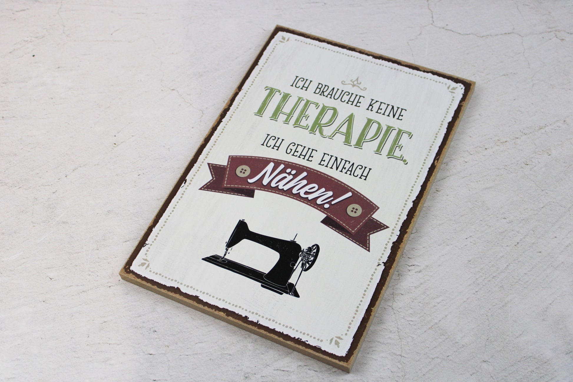Holzschild mit dem Nähspruch "Ich brauche keine Therapie. Ich gehe einfach Nähen!"