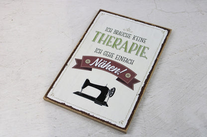 Holzschild mit dem Nähspruch "Ich brauche keine Therapie. Ich gehe einfach Nähen!"