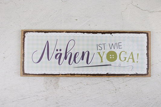 Holzschild mit dem Nähspruch "Nähen ist wie Yoga"