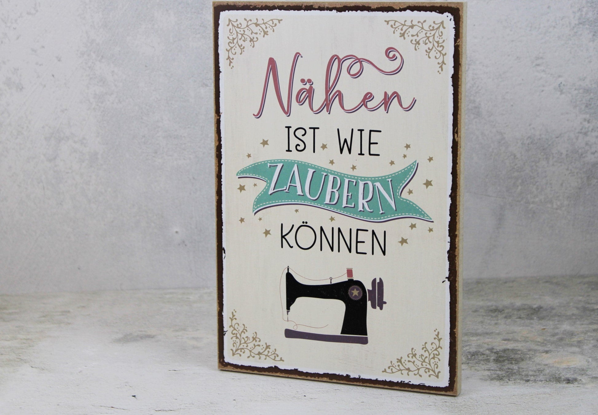 Holzschild mit dem Nähspruch "Nähen ist wie Zaubern können"