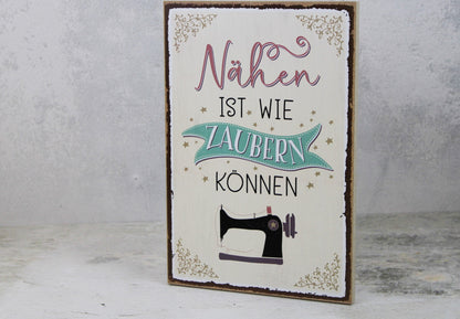 Holzschild mit dem Nähspruch "Nähen ist wie Zaubern können"
