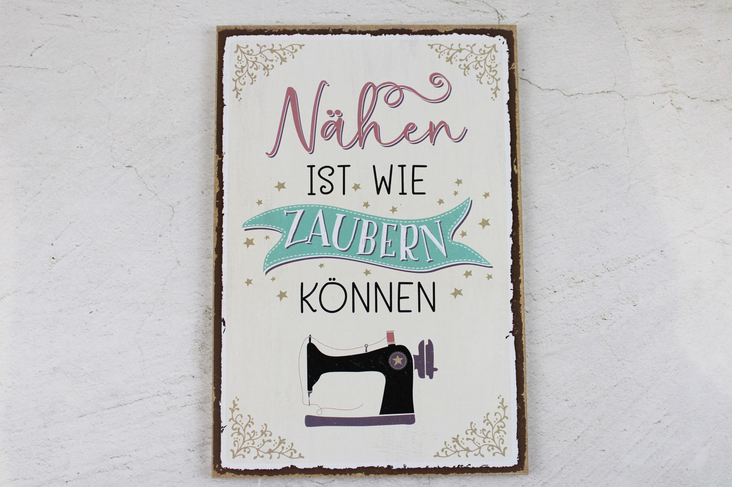 Holzschild mit dem Nähspruch "Nähen ist wie Zaubern können"