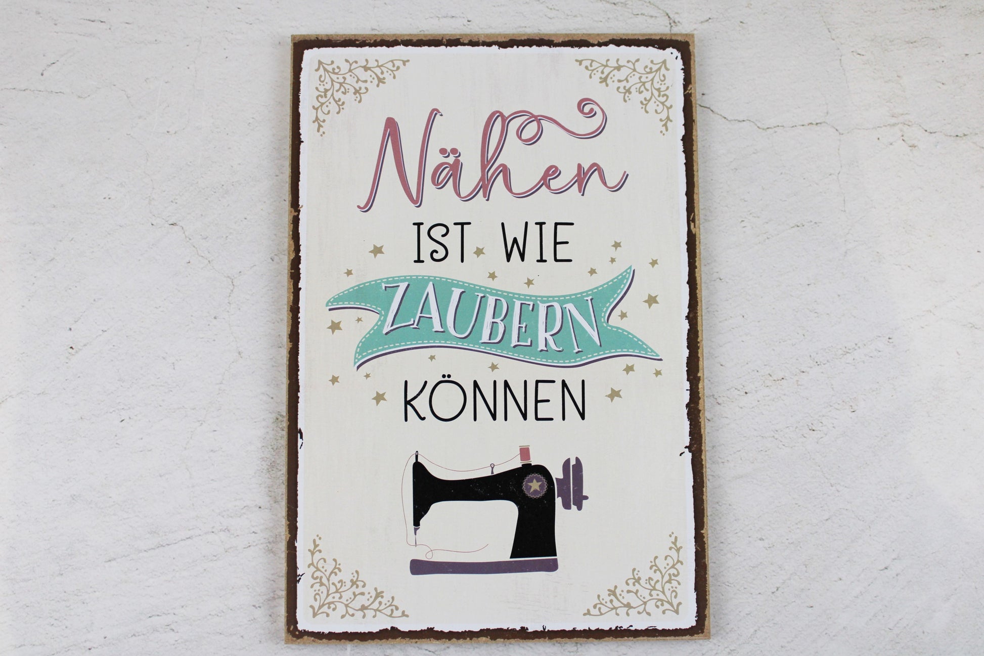 Holzschild mit dem Nähspruch "Nähen ist wie Zaubern können"