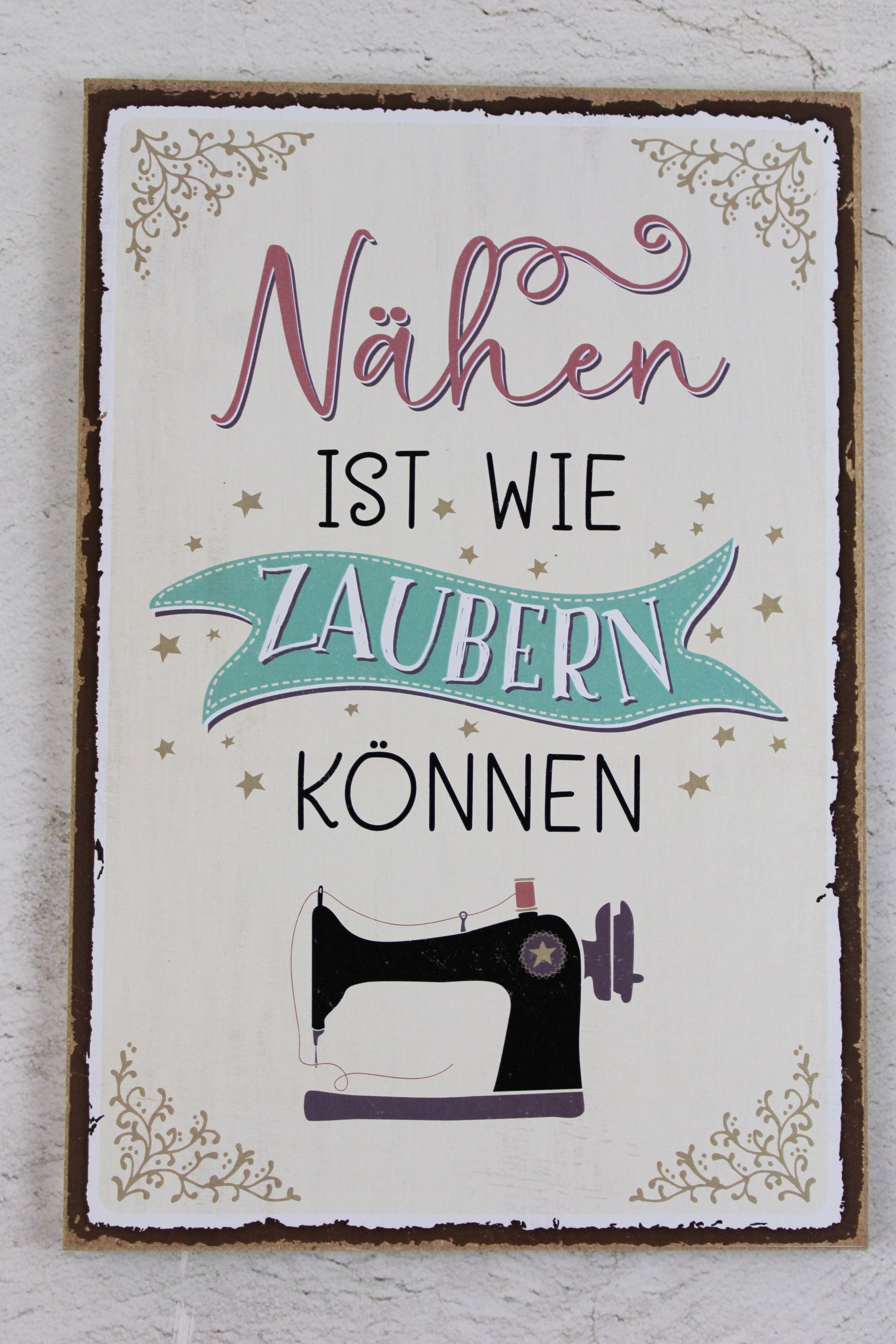 Holzschild mit dem Nähspruch "Nähen ist wie Zaubern können"