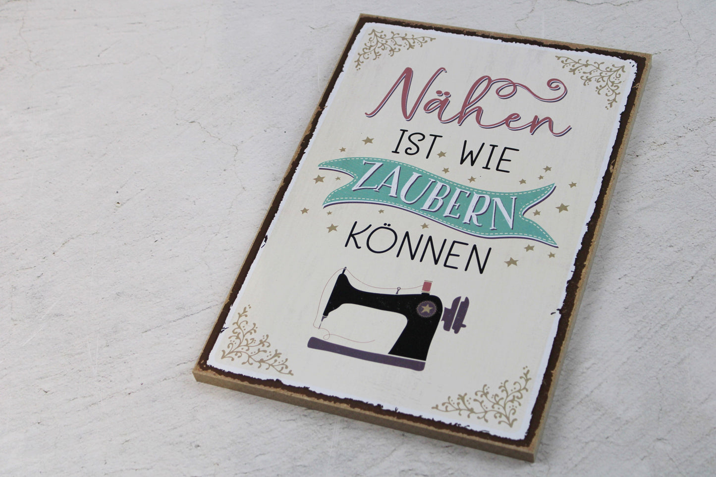 Holzschild mit dem Nähspruch "Nähen ist wie Zaubern können"