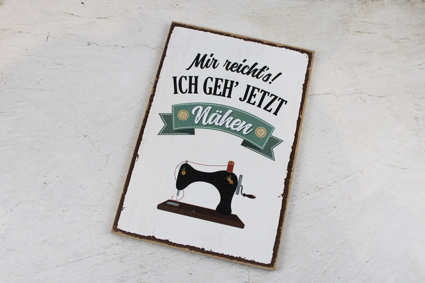 Holzschild mit dem Nähspruch "Mir reicht´s. Ich geh jetzt Nähen"