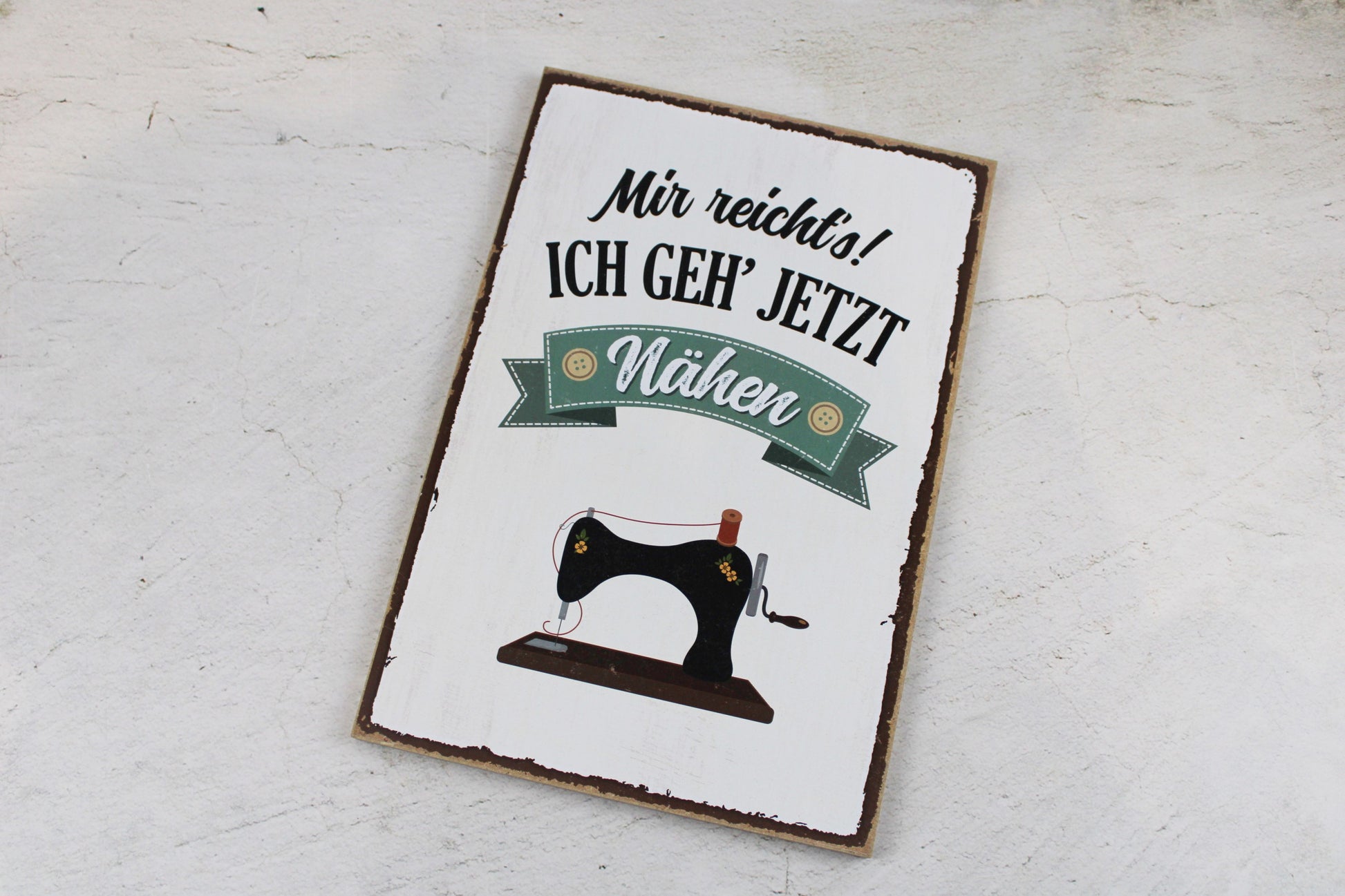 Holzschild mit dem Nähspruch "Mir reicht´s. Ich geh jetzt Nähen"