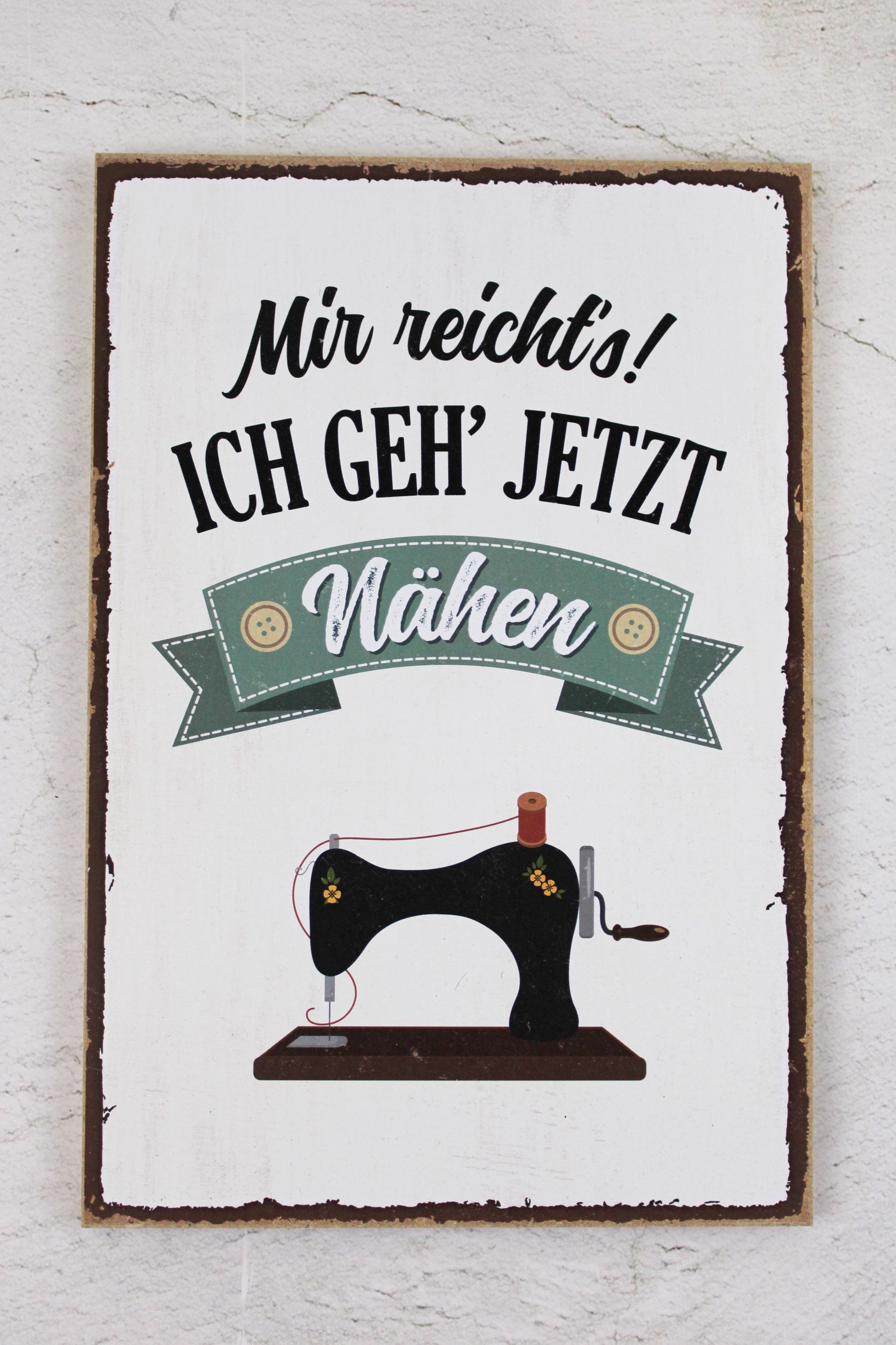 Holzschild mit dem Nähspruch "Mir reicht´s. Ich geh jetzt Nähen"