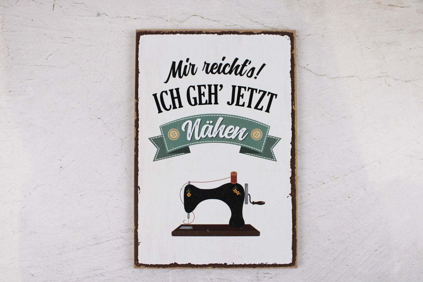 Holzschild mit dem Nähspruch "Mir reicht´s. Ich geh jetzt Nähen"