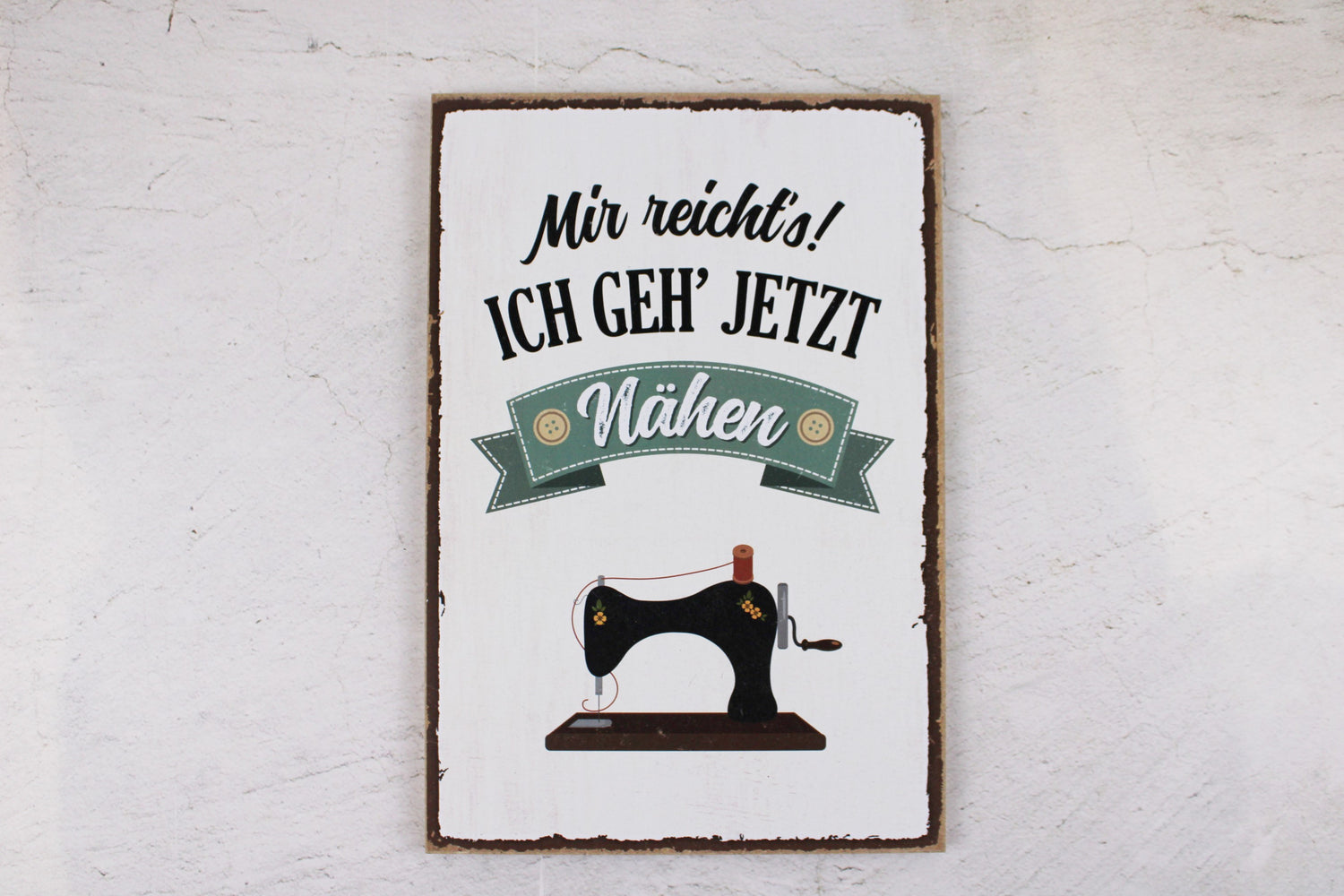 Holzschild mit dem Nähspruch "Mir reicht´s. Ich geh jetzt Nähen"