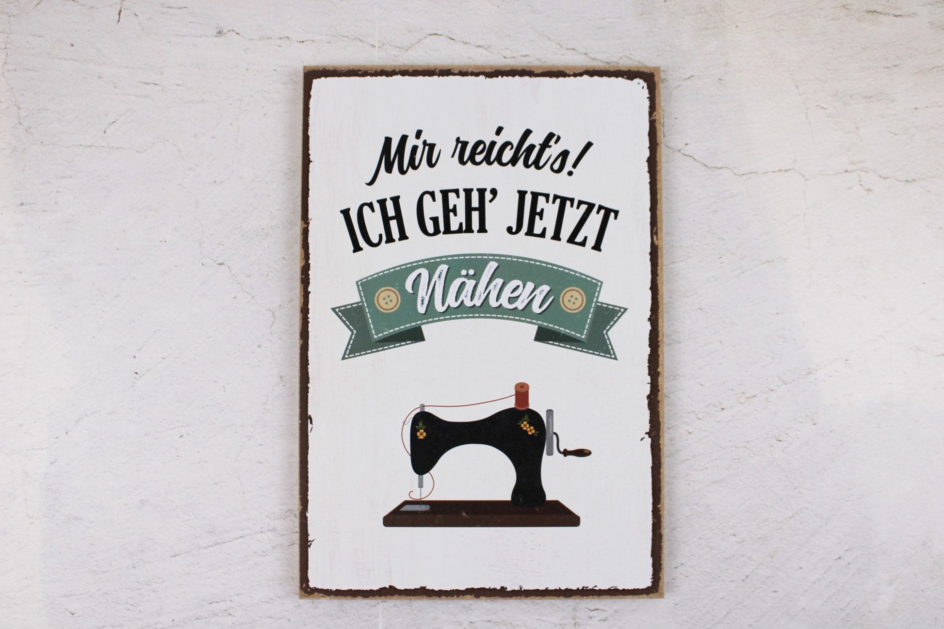 Holzschild mit dem Nähspruch "Mir reicht´s. Ich geh jetzt Nähen"