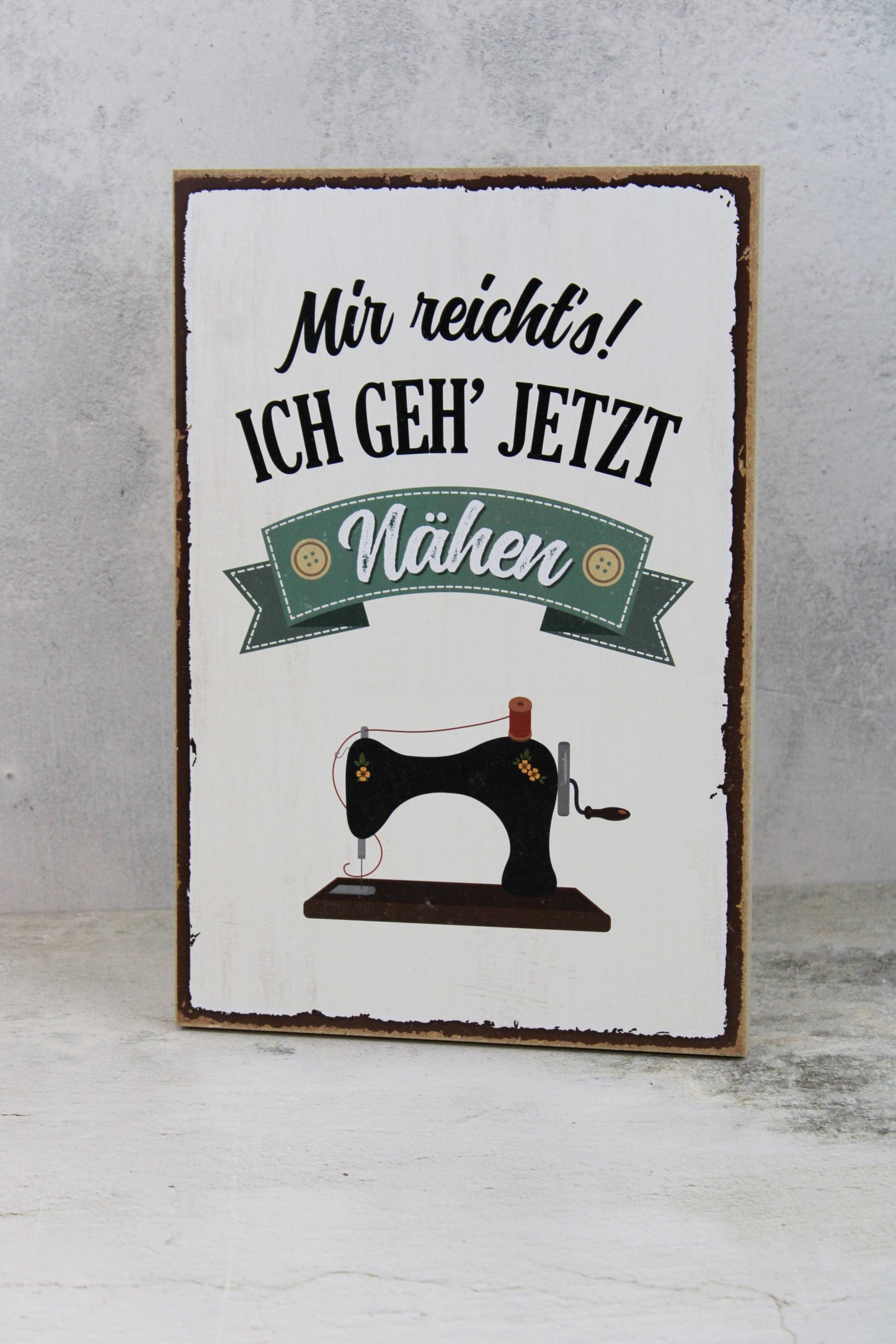 Holzschild mit dem Nähspruch "Mir reicht´s. Ich geh jetzt Nähen"
