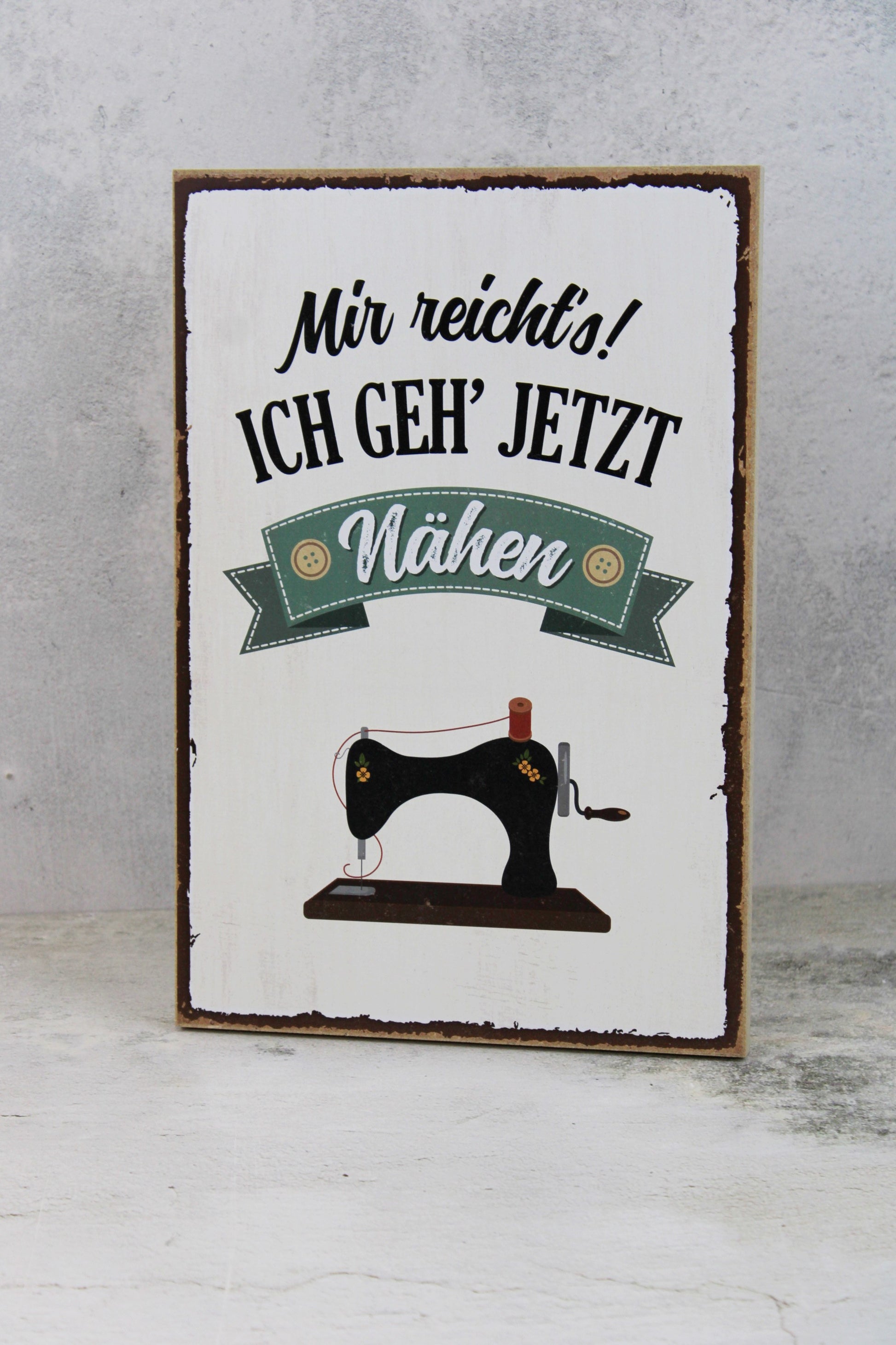 Holzschild mit dem Nähspruch "Mir reicht´s. Ich geh jetzt Nähen"