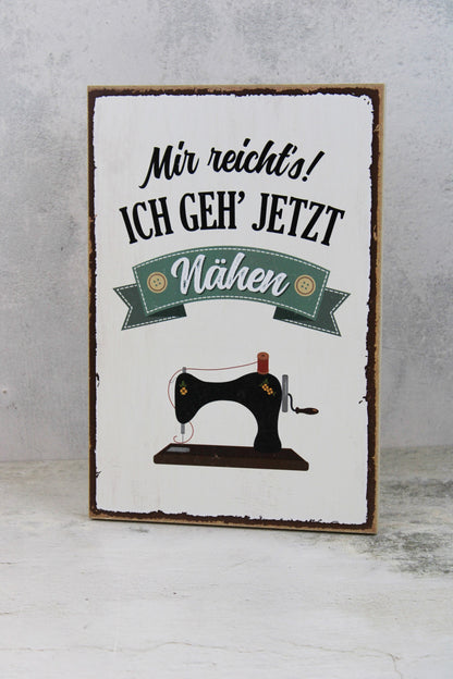 Holzschild mit dem Nähspruch "Mir reicht´s. Ich geh jetzt Nähen"