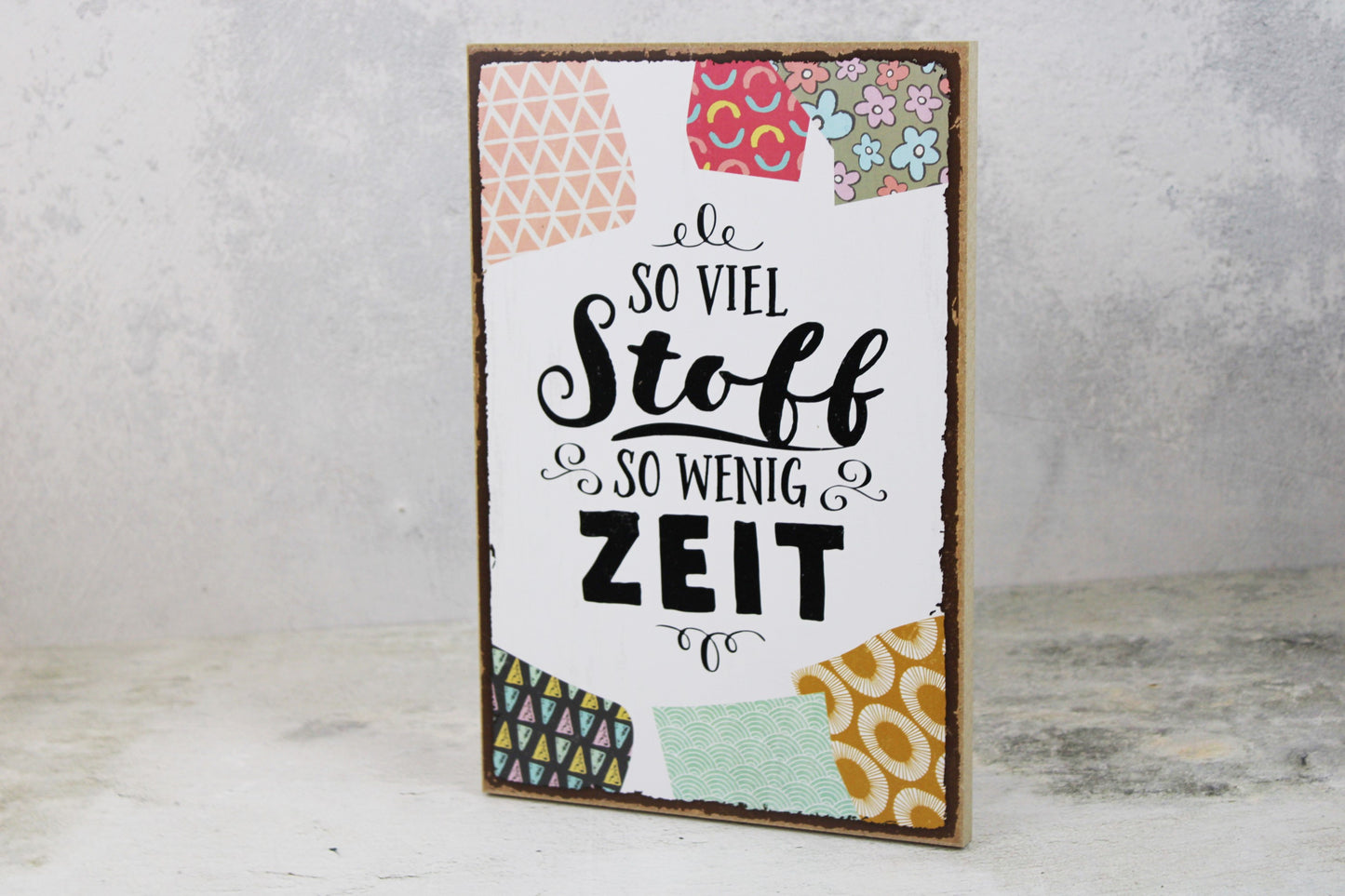 Holzschild mit dem Nähspruch "So viel Stoff, so wenig Zeit"
