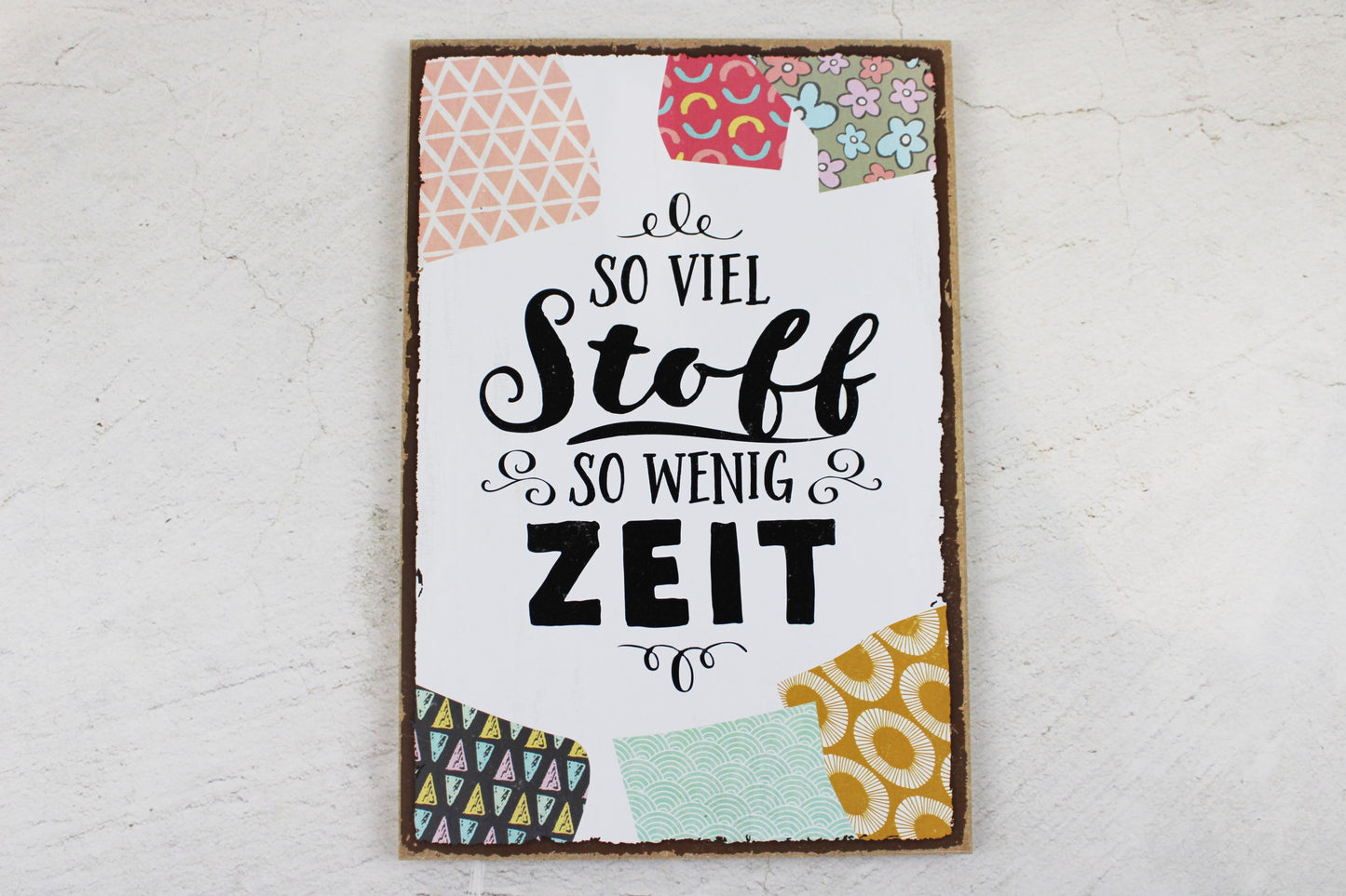 Holzschild mit dem Nähspruch "So viel Stoff, so wenig Zeit"