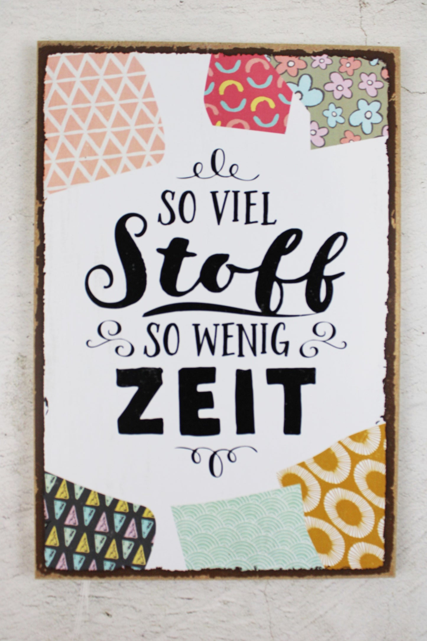 Holzschild mit dem Nähspruch "So viel Stoff, so wenig Zeit"