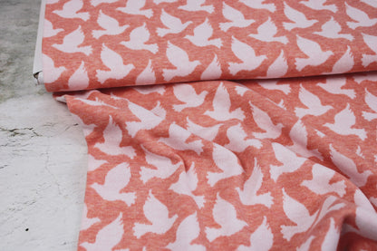 Jacquardjersey Tender Kiss Doves Fly von Albstoffe mit weißen Tauben Ballenansicht