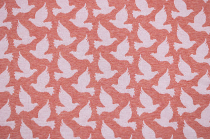 Jacquardjersey Tender Kiss Doves Fly von Albstoffe mit weißen Tauben Detailbild