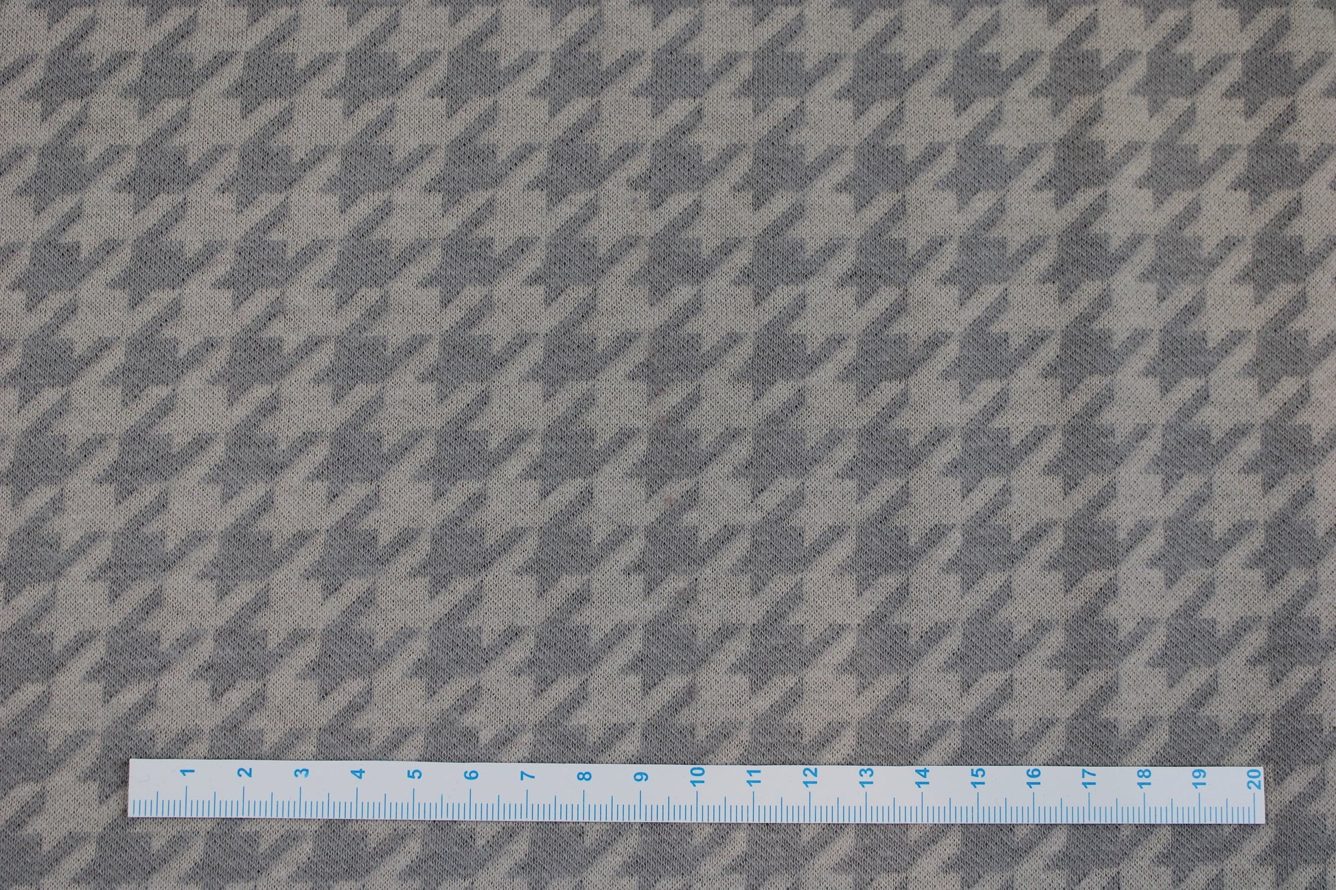 Jacquardjersey mit Hahnentrittmuster in Beige und Taupe Maßstab