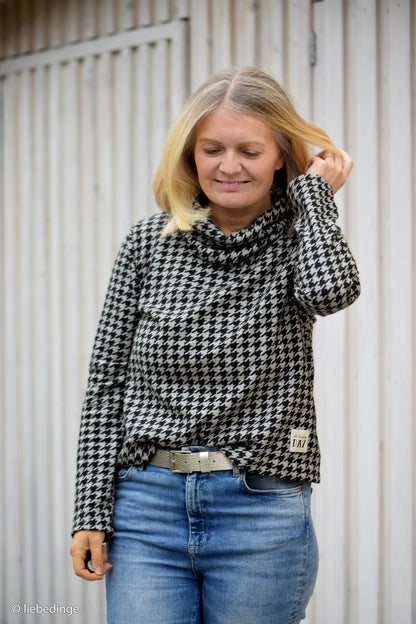 Weicher Jacquardjersey mit Hahnentrittmuster in Grau meliert und Schwarz als Pullover vernäht