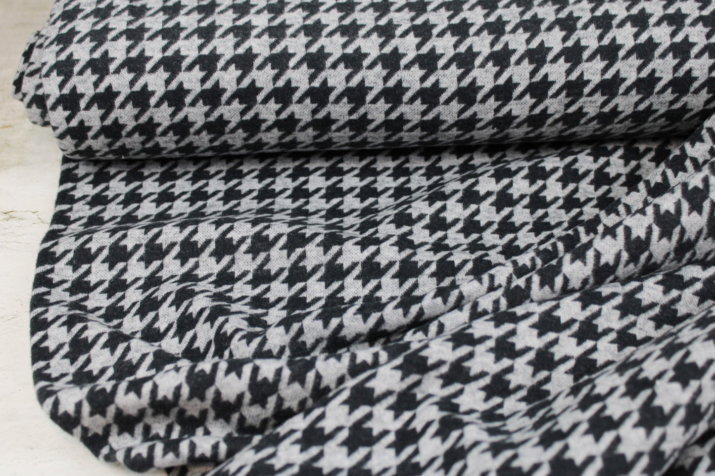 Weicher Jacquardjersey mit Hahnentrittmuster in Grau meliert und Schwarz Ballenansicht