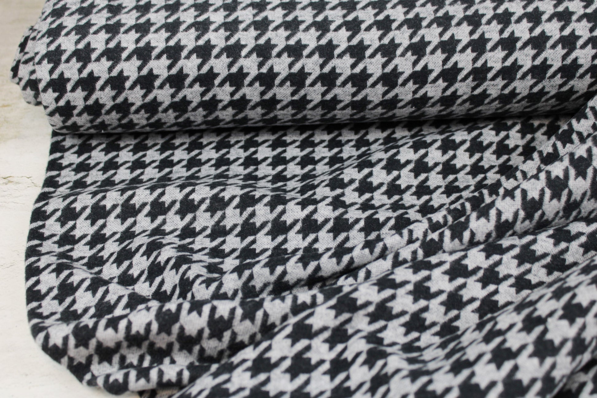 Weicher Jacquardjersey mit Hahnentrittmuster in Grau meliert und Schwarz Ballenansicht