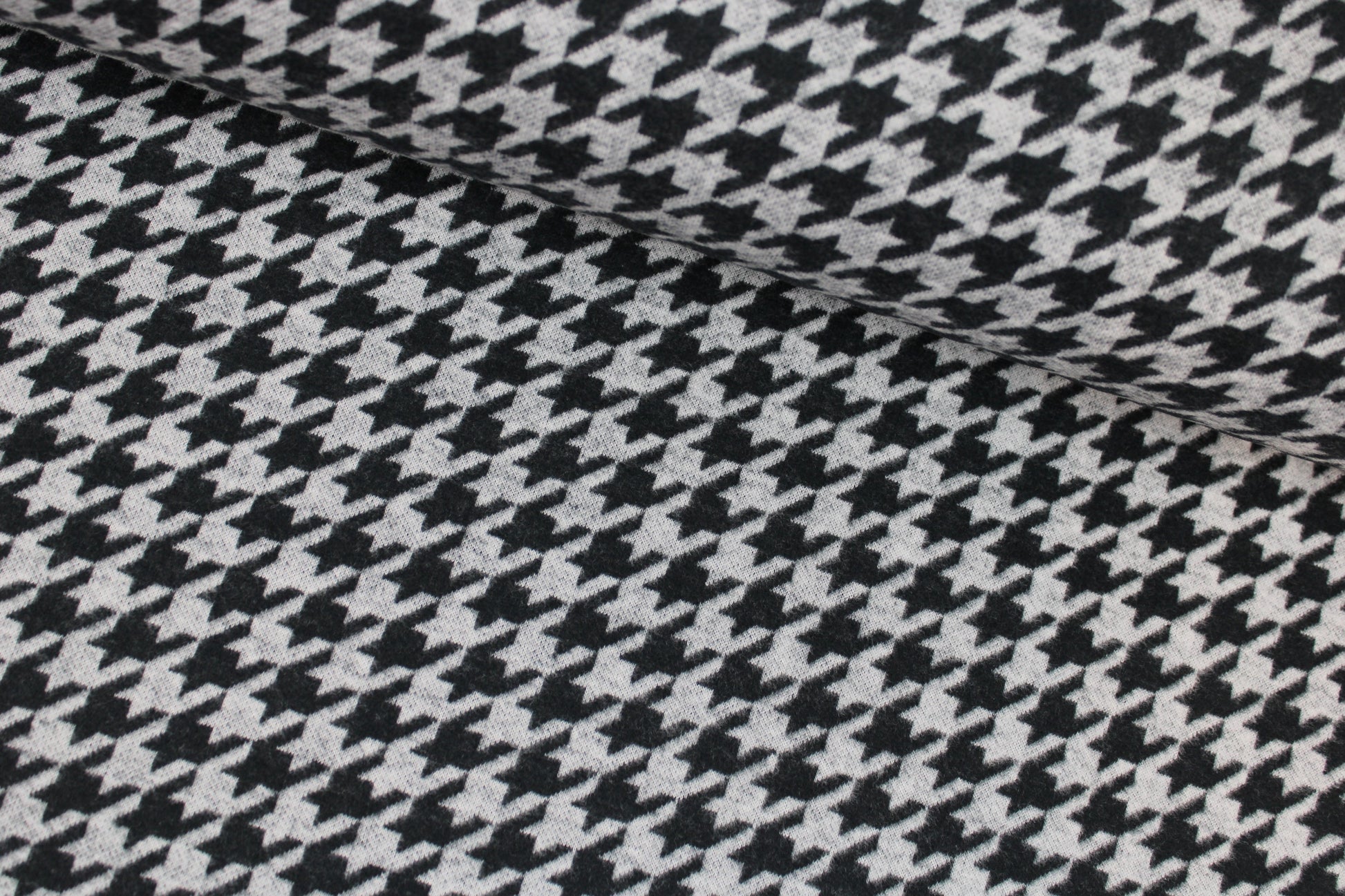 Weicher Jacquardjersey mit Hahnentrittmuster in Grau meliert und Schwarz quer