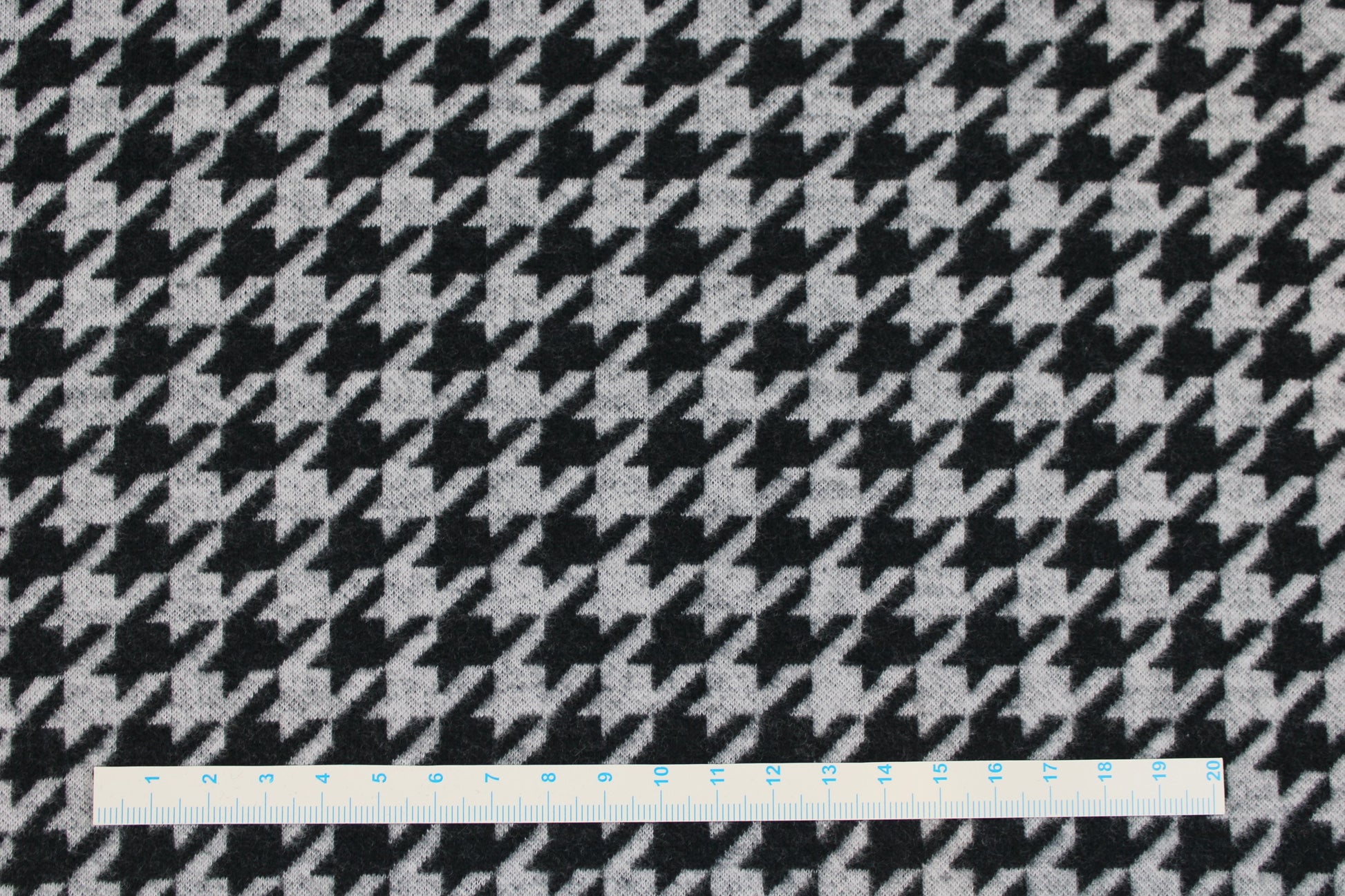 Weicher Jacquardjersey mit Hahnentrittmuster in Grau meliert und Schwarz Maßstab