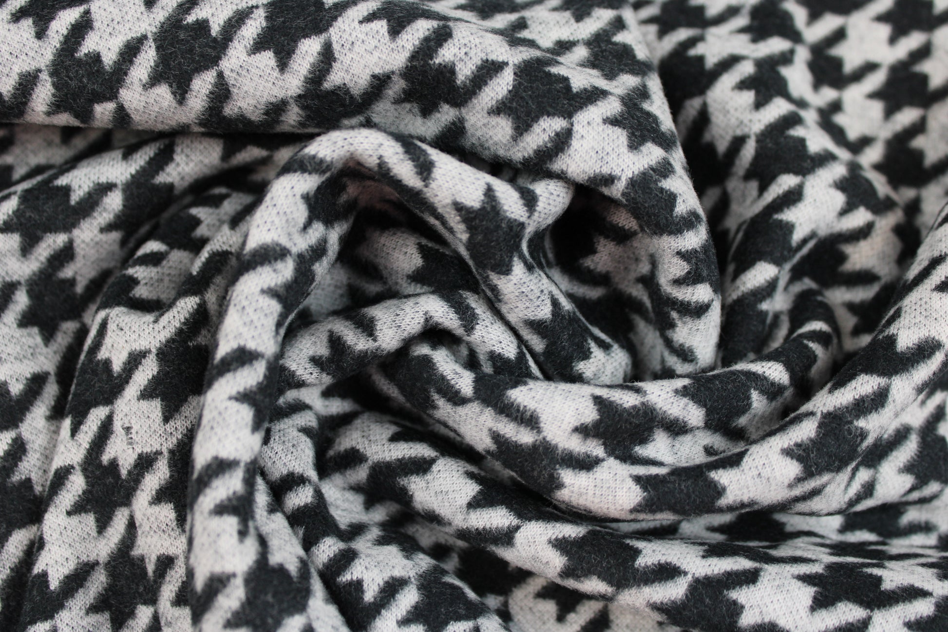 Weicher Jacquardjersey mit Hahnentrittmuster in Grau meliert und Schwarz gedreht