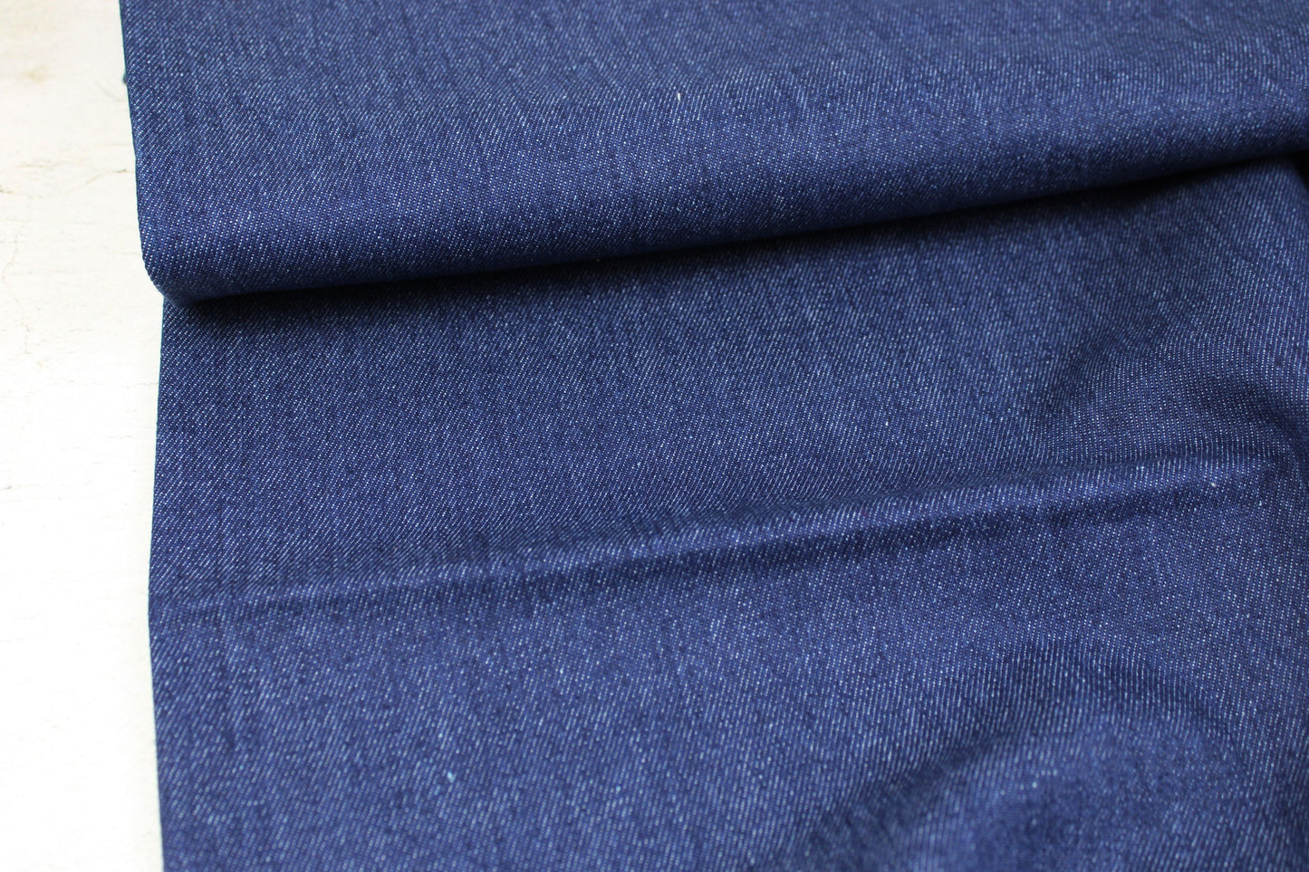 Klassischer Jeansstoff Denim in dunkelblau Ballenansicht