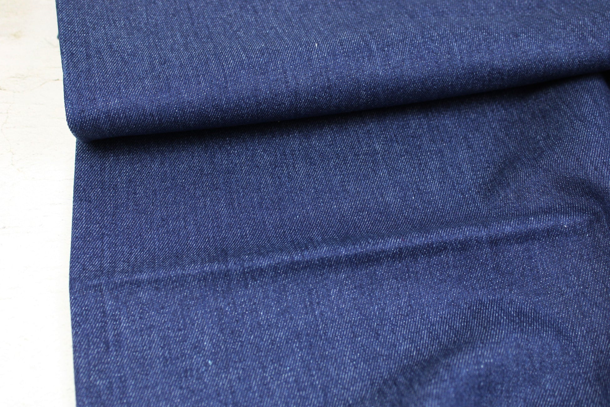 Klassischer Jeansstoff Denim in dunkelblau Ballenansicht