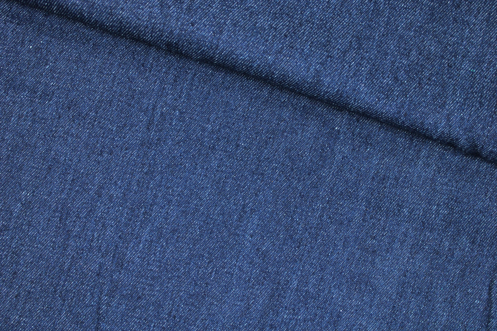 Klassischer Jeansstoff Denim in dunkelblau quer