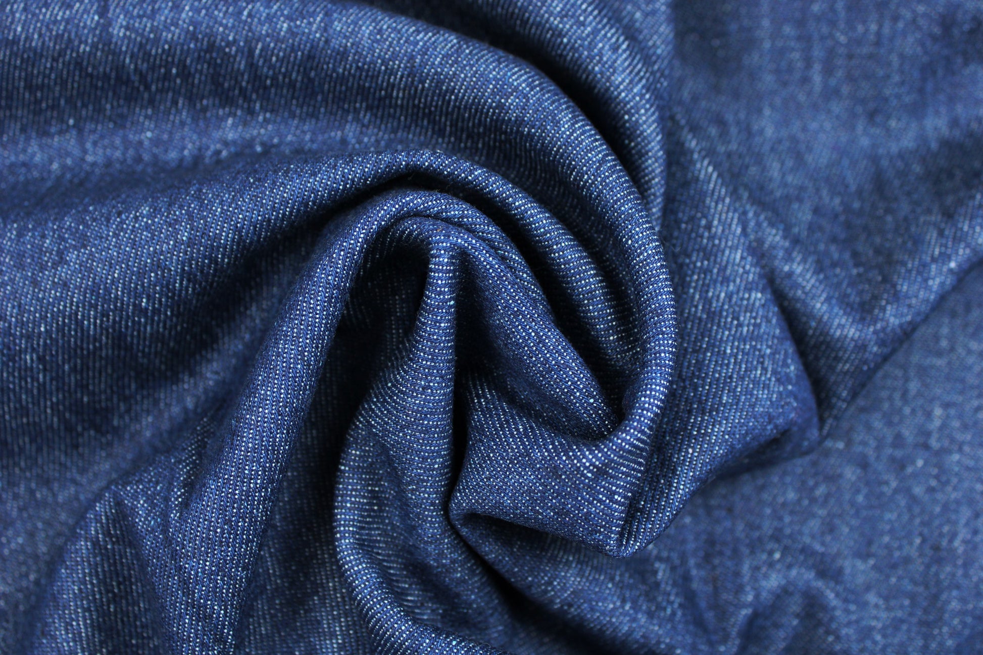 Klassischer Jeansstoff Denim in dunkelblau gedreht