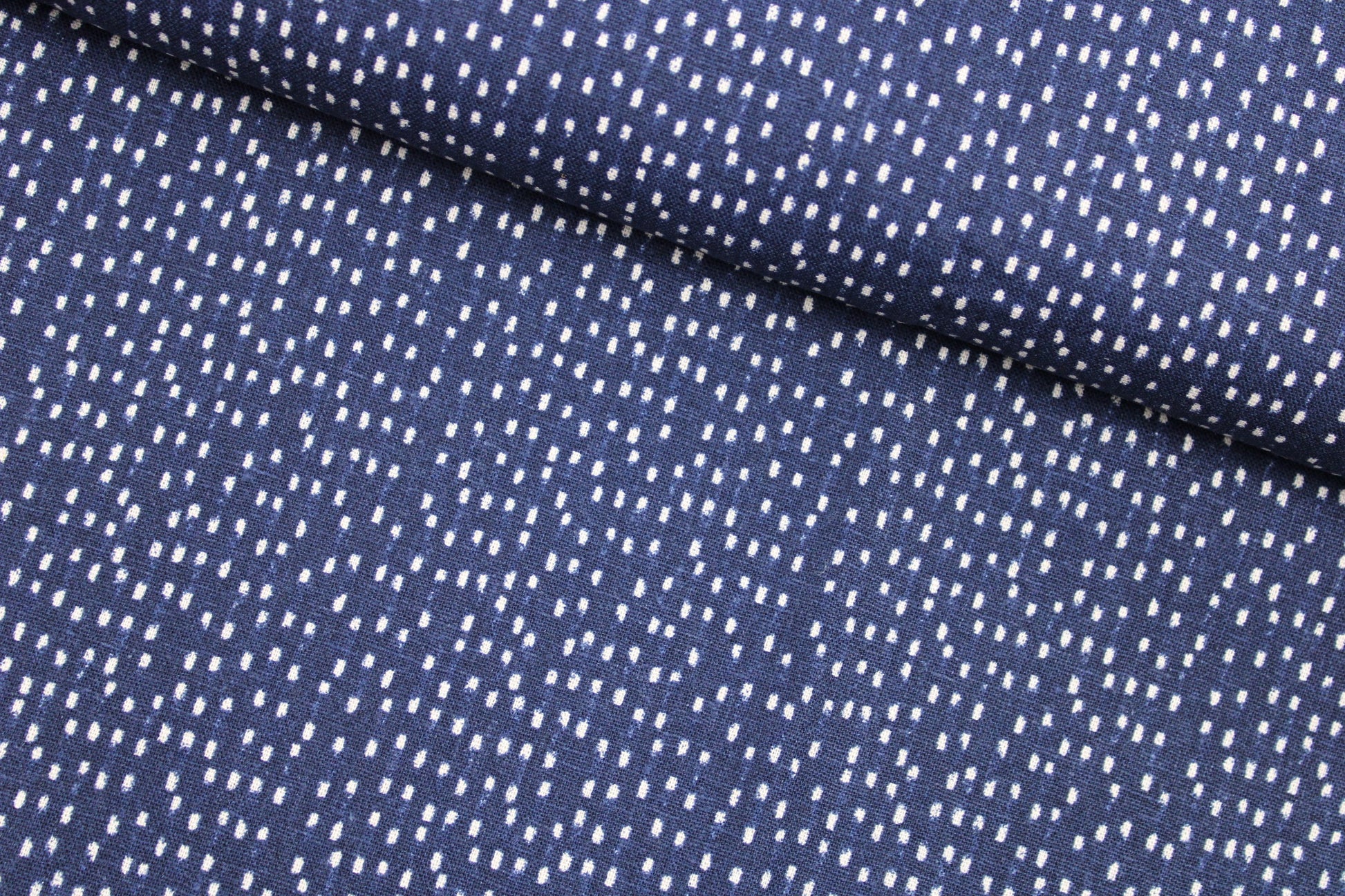 Leinen-Viskose Chambray Dobby mit kleinen weißen Pünktchen in dunkelblau quer