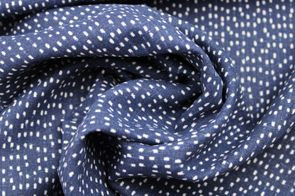 Leinen-Viskose Chambray Dobby mit kleinen weißen Pünktchen in dunkelblau gedreht